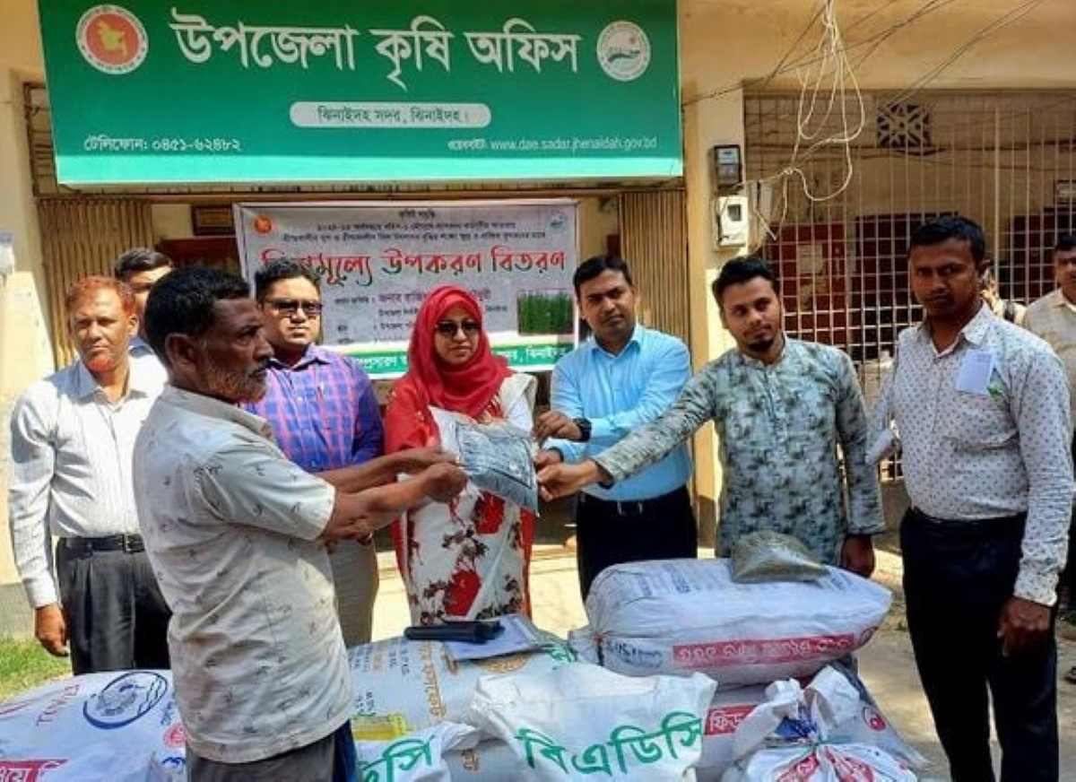 ঝিনাইদহে কৃষকদের মধ্যে বীজ ও সার বিতরণ